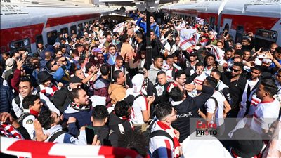 توقف قطار الزمالك العائد من أسوان في المنيا بعد تعرض أحد المشجعين للإغماء 