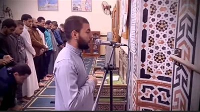 فرحة عارمة وتوزيع الحلوى.. طلاب المدينة الجامعية بأزهر أسيوط يحتفلون بانتهاء ختم القرآن الكريم في صلاة المغرب | صور