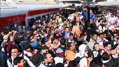 قطار الزمالك يتوقف في المنيا لنقل أحد المشجعين للمستشفى | بث مباشر 