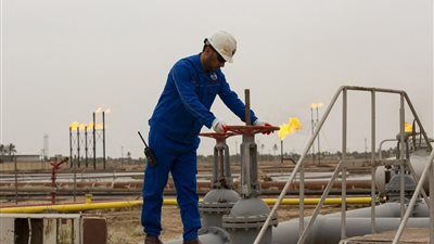 وزارة النفط العراقية توقع عقودا لتطوير 13 رقعة استكشافية وحقلا للنفط والغاز