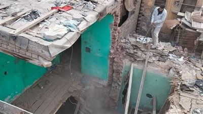 انهيار عقار بحي الوايلي وسقوط حائط العقار المجاور له | صور