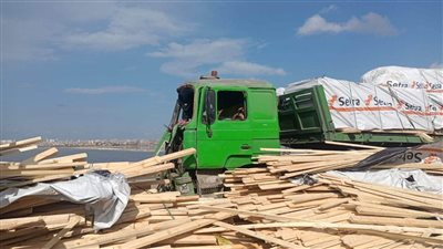 انقلاب سيارة نقل أخشاب بعد اصطدامها بأتوبيس غرب الإسكندرية