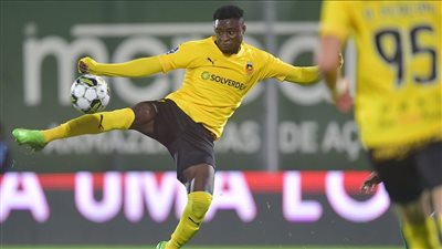 عبد العزيز يعقوبو يصل القاهرة لإتمام انتقاله لصفوف الأهلي | فيديو