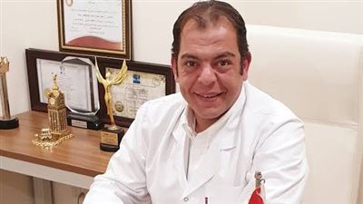 مبالغ طائلة دون نتيجة.. مواطنون يتهمون الطبيب حاتم نعمان بالنصب عليهم| صور