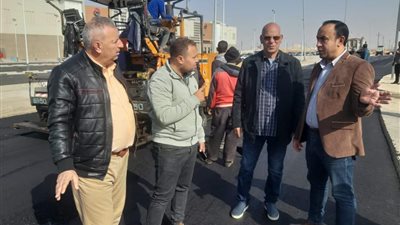 رئيس جهاز الشروق يتفقد أعمال الطريق الموازي لمحطة القطار الكهربائي LRT