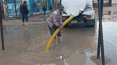 الوحدات المحلية تواصل سحب مياه الأمطار من شوارع ومدارس البحيرة | صور