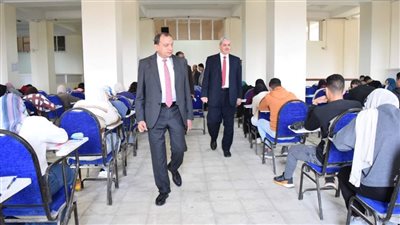 رئيس جامعة بني سويف يتفقد الامتحانات بكلية التجارة