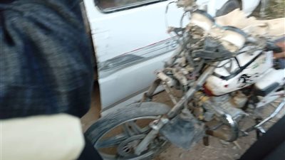 كان مستني والدته.. ميكروباص دون لوحات يدهس طفلا ويصيب شابا في قنا