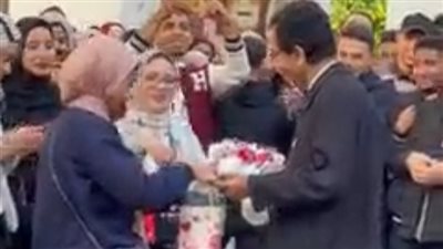 طلاب زراعة الإسكندرية ينظمون ممرًا شرفيًا لأستاذ الغابات والأخشاب لتكريمه