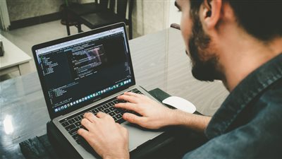 تطوير البرمجيات في الصدارة.. معلومات الوزراء: المهارات الوظيفية الرقمية الأسرع نموًا عن المهارات البشرية