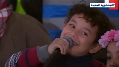 طفل من قرية أم دومة بسوهاج يرحب بالرئيس السيسي: بنحبك يا ريس