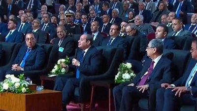 مش كفاية أسفلت بقى.. الرئيس السيسي يرد على تعليقات السوشيال ميديا: الطرق أهم حاجة وهي بداية التعمير | بث مباشر 