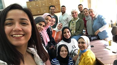 هوس عمليات التجميل.. طلاب إعلام القاهرة يروون تفاصيل مشروع تخرجهم 100 وش