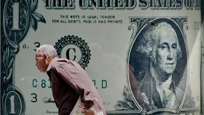 الدولار يهبط عالميًا وسط توقعات بانتهاء دورة رفع الفائدة الأمريكية