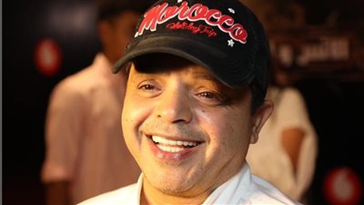 في عيد ميلاده│ محمد هنيدي: دخلت على واحدة بتغير هدومها في محل ملابس وواحد شالني بسبب زحام بحفلة للهضبة