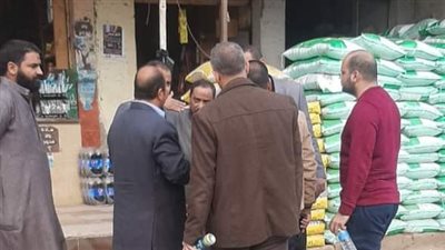 توزيع سلع غذائية بأسعار مناسبة للمواطنين وتحرير محاضر لمخالفات تموينية بالواسطى في بني سويف 