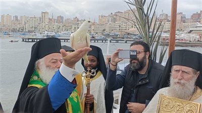 أطلق الحمام في الهواء وألقى الصليب بالبحر.. البابا ثيودروس يحتفل بعيد الغطاس بالإسكندرية