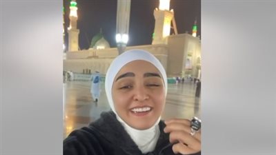 رقت عيناي شوقًا.. هلا رشدي تغني داخل ساحة الحرم