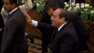 بنحبك يا ريس.. هتافات المتواجدين بكاتدرائية ميلاد المسيح للرئيس السيسي عقب وصوله