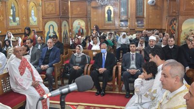محافظ القليوبية يترأس وفدا لمشاركة الأقباط احتفالاتهم بعيد الميلاد المجيد بكنيسة العذراء بمدينة بنها | صور 