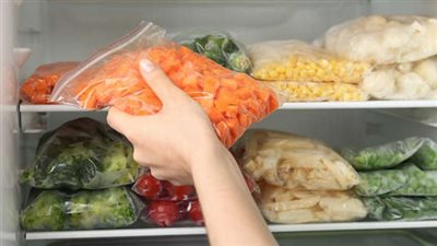 أبرزها تجميد الطعام.. تعرف على طرق منع انتقال كورونا عن طريق الطعام