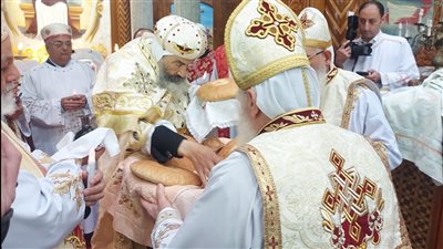 أقباط بورسعيد يؤدون قداس عيد الميلاد المجيد | صور