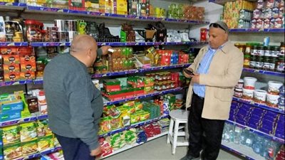 مصادرة سيارة تحمل طنًّا و200 كيلو طماطم لمخالفتها للتعليمات بالعريش وتحرير 10 محاضر تموينية