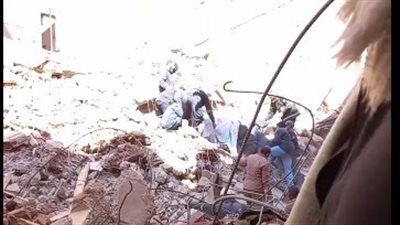 محتضنة المصحف والمصلية.. انتشال جثة سيدة من أسفل عقار أسيوط المنهار