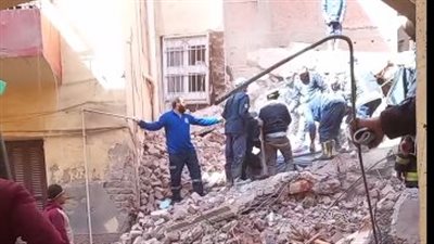 انتشال ثالث جثمان من أسفل عقار أسيوط المنهار.. وجاري البحث عن آخرين