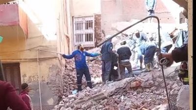 إنقاذ كلب من أسفل عقار أسيوط المنهار