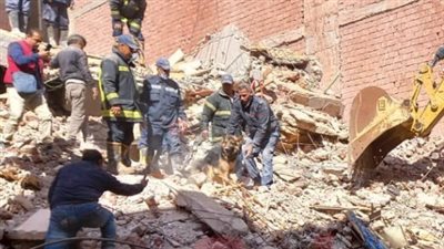 من بينهم سيدة وفتاة على قيد الحياة.. انتشال 6 ضحايا من أسفل عقار أسيوط المنهار وإنقاذ كلب | بث مباشر