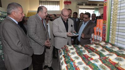 محافظ بني سويف يتفقد فرع الشركة المصرية للاطمئنان على توافر السلع الأساسية والاستراتيجية 