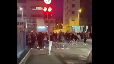 بالتزامن مع حوادث الكراهية ضد المهاجرين بأوروبا.. مظاهرات تندد بوضع اللاجئين في مناطق الإيواء