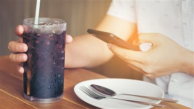 دراسة تحذر من مكونات المشروبات الغازية.. تضر بصحة القلب والعقل