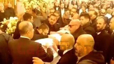استقبال جثمان وديع جورج وسوف في الكنيسة على أغنية يوم الوداع بالبكاء والصراخ