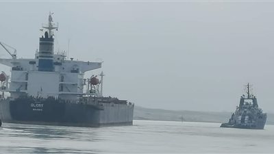 تفاصيل تعطل وسحب السفينة جلوري في ممر قناة السويس | بث مباشر