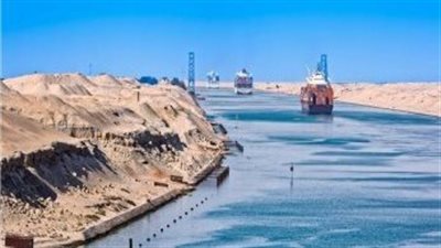 رويترز: جنوح سفينة في قناة السويس وبدء محاولات لتعويمها