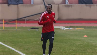 بيرسي تاو وطاهر محمد يشاركان في التدريبات الجماعية مع الأهلي 