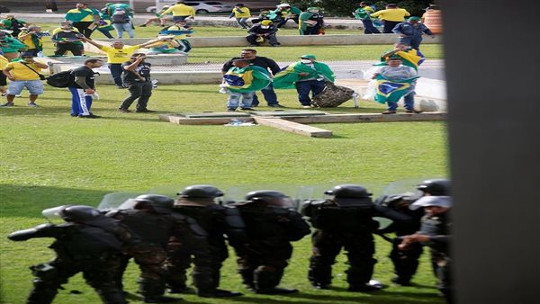 متظاهرون يقتحمون