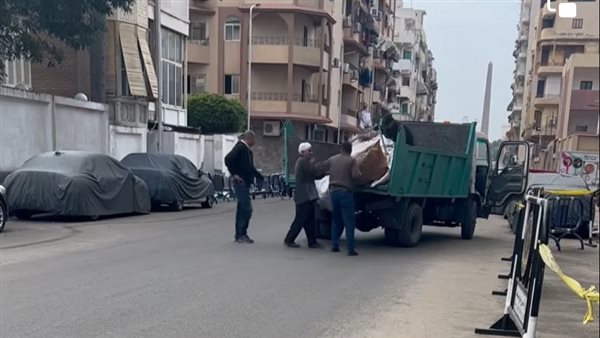 موظف الحي يعتدي على