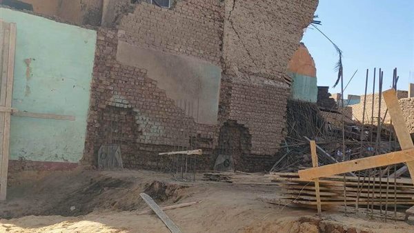 انهيار جدار على أسرة