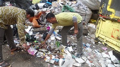 عايزين يلمّوا كانز وبيبهدلوا الشوارع.. مسؤول ببورسعيد بعد واقعة جامع البلاستيك: حاولنا توفير فرص عمل للنباشين لكنهم رفضوا