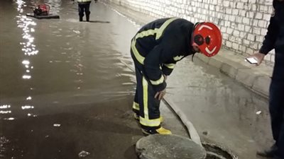 جهود مكثفة لرجال الشـرطة لمساعدة المواطنين في مواجهة موجة الطقس السيئ | صور