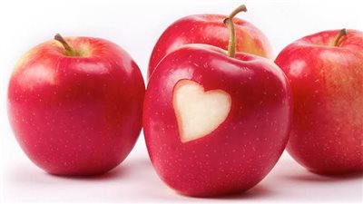 ماذا يحدث لجسمك عند تناول تفاحة يوميًا؟