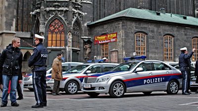 بسبب الغيرة.. نمساوي يطعن زوجته ويصيب شرطيين بإصابات خطيرة