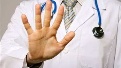 الأطباء تناقش إلغاء شرط ترخيص المنشآت الطبية في مبانٍ إدارية