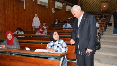 نائب رئيس جامعة أسيوط يتابع سير الامتحانات بالكليات