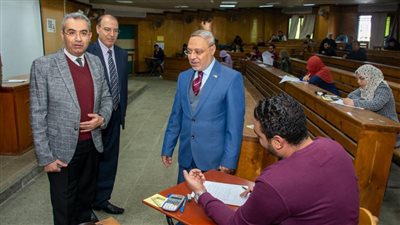 رئيس جامعة طنطا يتفقد سير أعمال الامتحانات بكليتي الحقوق والهندسة