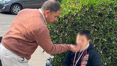رُسل الرحمة.. كواليس صور المعلم الإنسان أثناء إطعامه طفلًا من ذوي الهمم