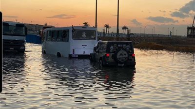 بنعمل كدة لوجه الله وعلشان ولادنا.. 120 سيارة دفع رباعي لـ إنقاذ العالقين في مياه الأمطار │ صور